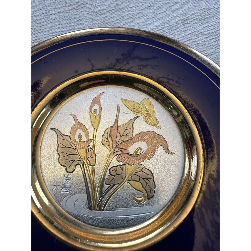 Art of Chokin Blue Plate Gold Rimmed Engraved with Lily and Butterfly Design 5"